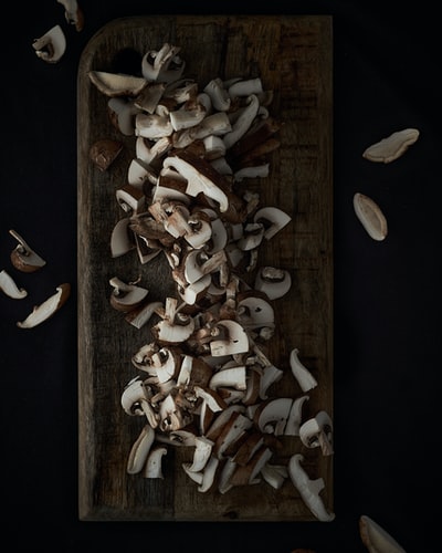 棕色木桌上的白色和棕色蘑菇